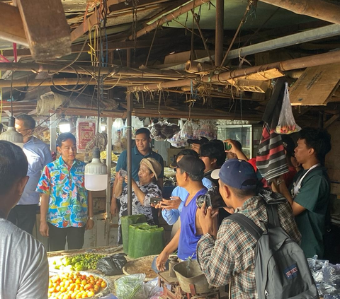 Blusukan ke Pasar Kemiri Depok Bareng Selvi, Gibran Dibikin Kaget Pedagang Bawang Merah