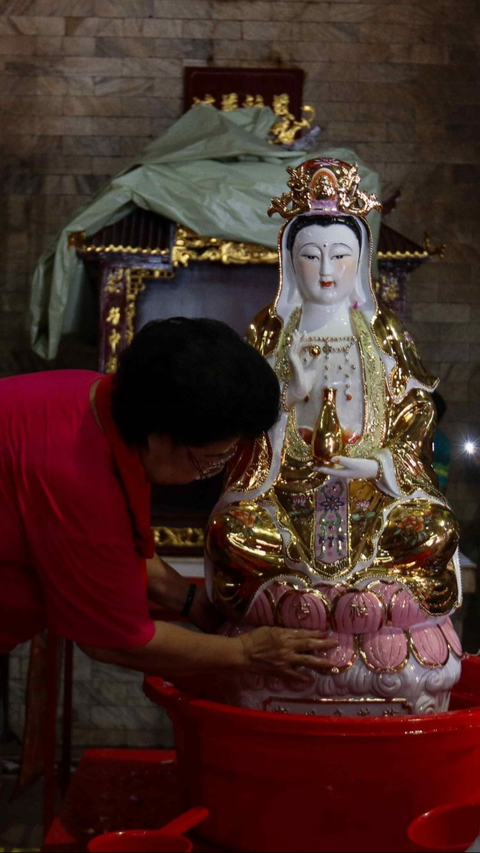 Warga keturunan Tionghoa membersihkan patung di Wihara Amurva Bhumi, Jakarta, Jumat (2/2/2024). Ritual pencucian patung dewa tersebut dilakukan untuk menyambut perayaan tahun baru Imlek 2575.