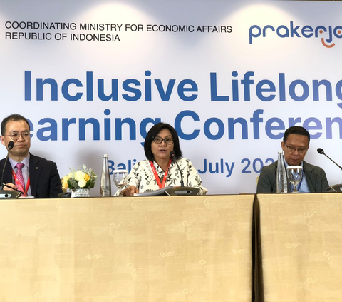 Direktur Eksekutif Manajemen Pelaksana Program Kartu Prakerja Denni Purbasari, di Bali (6/7/2023). Manajemen Pelaksana Program Kartu Prakerja sukses menyelenggarakan konferensi internasional bersama The UNESCO Institute for Lifelong Learning di Bali. (Tira/Liputan6.com)