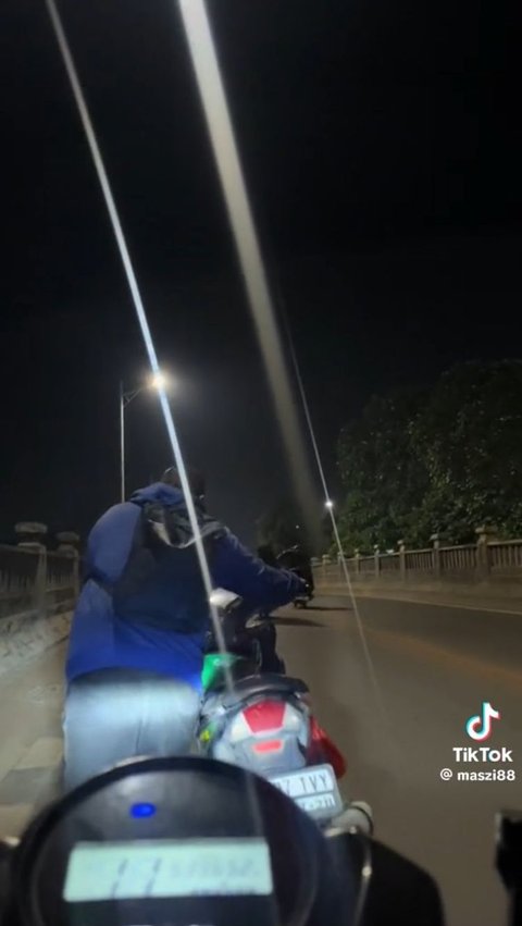 Bantu Orang yang Ban Motornya Bocor Tengah Malam, Aksi Pria Ini Curi Perhatian