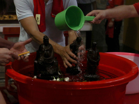 Warga keturunan Tionghoa membersihkan patung di Wihara Amurva Bhumi, Jakarta, Jumat (2/2/2024). Ritual pencucian patung dewa tersebut dilakukan untuk menyambut perayaan tahun baru Imlek 2575.