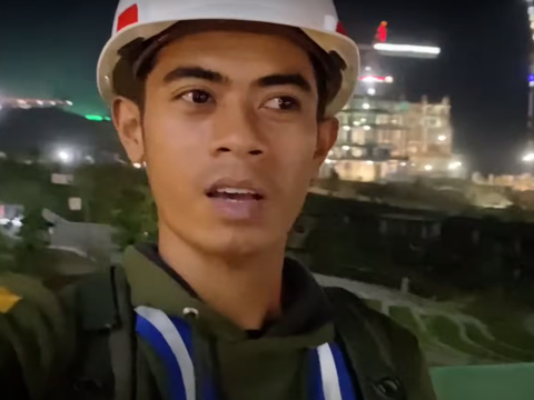 Si pria memperlihatkan suasana ikn di malam hari yang begitu indah dengan banyak pepohonan dan lampu-lampu yang bersinar tera