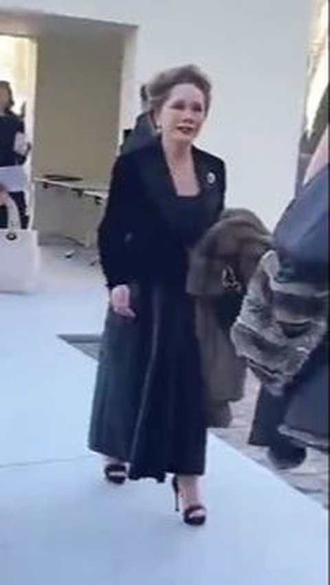 Wanita berusia 83 tahun itu, tampil manis mengenakan busana bernuansa hitam yang membuatnya terlihat sangat elegan. <br>