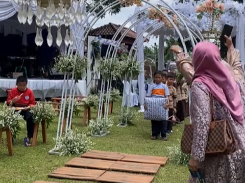 Viral Momen Pernikahan Guru SD, Dapat Hadiah Tak Biasa dari Para Muridnya