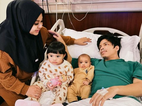Potret Lucu Ameena yang Mendadak jadi 'Suster Cilik', Rawat Sang Papa Atta Halilintar Pasca Operasi di RS