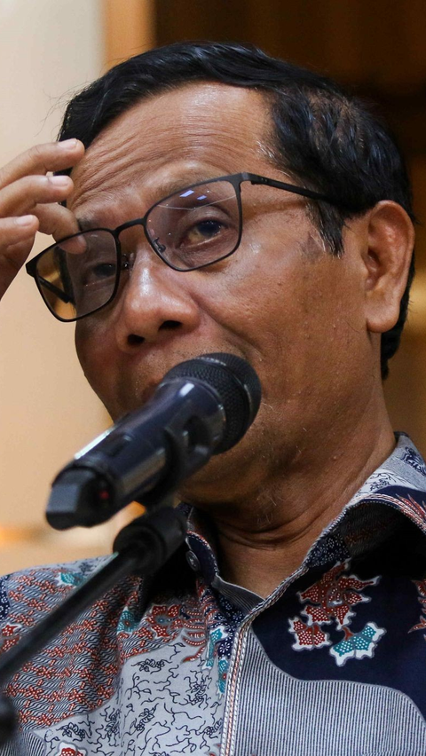 Menteri Koordinator Bidang Politik, Hukum, dan Keamanan (Menko Polhukam) Mahfud MD memberikan keterangan pers di Gedung Kemenkopolhukam, Jakarta, Kamis, 1 Februari 2024. Mahfud MD resmi mengundurkan diri dari posisi di Kabinet Indonesia Maju (KIM). Mahfud resmi menanggalkan jabatannya usai memberikan surat permohonan pengunduran diri kepada Presiden Joko Widodo.