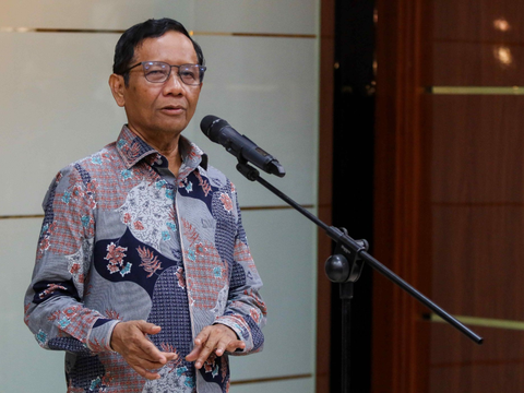 Menteri Koordinator Bidang Politik, Hukum, dan Keamanan (Menko Polhukam) Mahfud MD memberikan keterangan pers di Gedung Kemenkopolhukam, Jakarta, Kamis, 1 Februari 2024. Mahfud MD resmi mengundurkan diri dari posisi di Kabinet Indonesia Maju (KIM). Mahfud resmi menanggalkan jabatannya usai memberikan surat permohonan pengunduran diri kepada Presiden Joko Widodo.