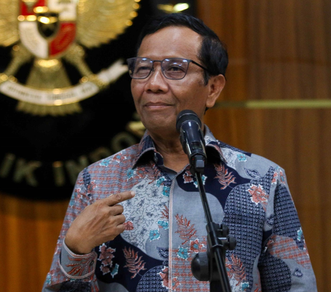 Menteri Koordinator Bidang Politik, Hukum, dan Keamanan (Menko Polhukam) Mahfud MD memberikan keterangan pers di Gedung Kemenkopolhukam, Jakarta, Kamis, 1 Februari 2024. Mahfud MD resmi mengundurkan diri dari posisi di Kabinet Indonesia Maju (KIM). Mahfud resmi menanggalkan jabatannya usai memberikan surat permohonan pengunduran diri kepada Presiden Joko Widodo.
