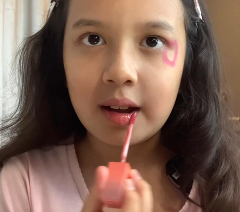 Potret Zoe Putri Artika Sari Devi Lakukan Makeup Tutorial, Wajah Cantiknya Buat Terpesona