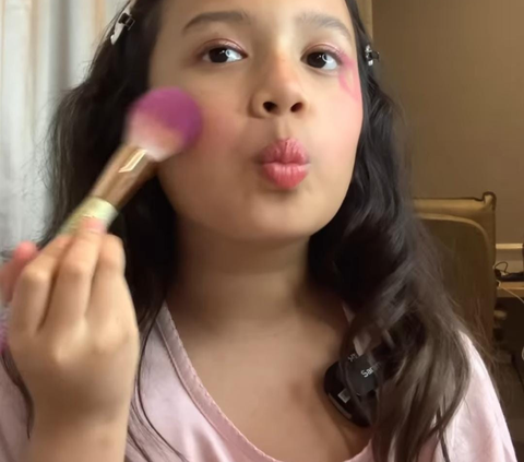 Potret Zoe Putri Artika Sari Devi Lakukan Makeup Tutorial, Wajah Cantiknya Buat Terpesona