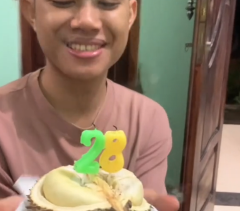 Viral Momen Wanita Rayakan Ulang Tahun Kekasihnya, Penampakan Kue Diganti Durian Ini Curi Perhatian