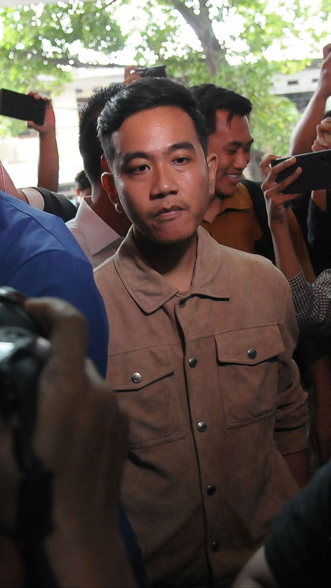 Calon wakil presiden Gibran Rakabuming Raka tiba di kantor Badan Pengawas Pemilihan Umum (Bawaslu) DKI Jakarta Pusat, Rabu (3/1/2024). Cawapres nomor urut 2 datang ke Bawaslu Jakarta Pusat terkait kampanye pembagian susu ke masyarakat di area car free day (CFD) Jakarta.