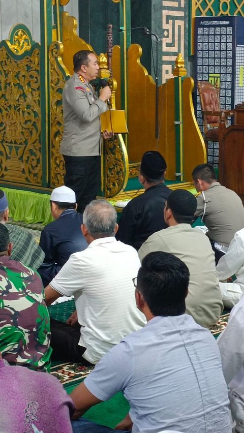 Kombes Jeki Bagi Sembako & Ajak Jemaah Masjid Jaga Kondusifitas Pemilu