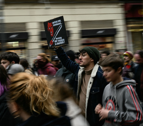 FOTO: Aksi Massa Guru di Prancis Padati Jalan Raya Tuntut Kenaikan Gaji