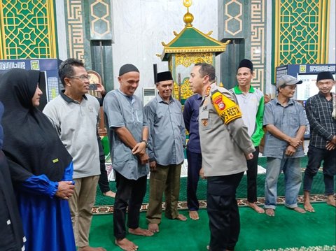Kombes Jeki Bagi Sembako & Ajak Jemaah Masjid Jaga Kondusifitas Pemilu