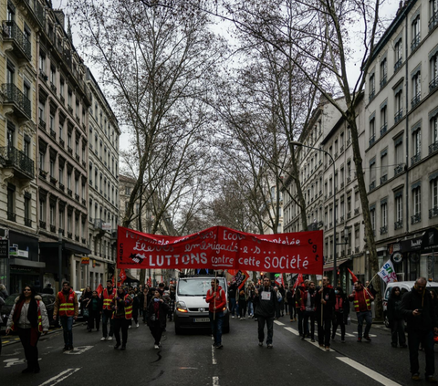 FOTO: Aksi Massa Guru di Prancis Padati Jalan Raya Tuntut Kenaikan Gaji