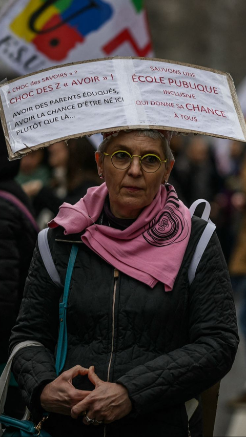 FOTO: Aksi Massa Guru di Prancis Padati Jalan Raya Tuntut Kenaikan Gaji<br>