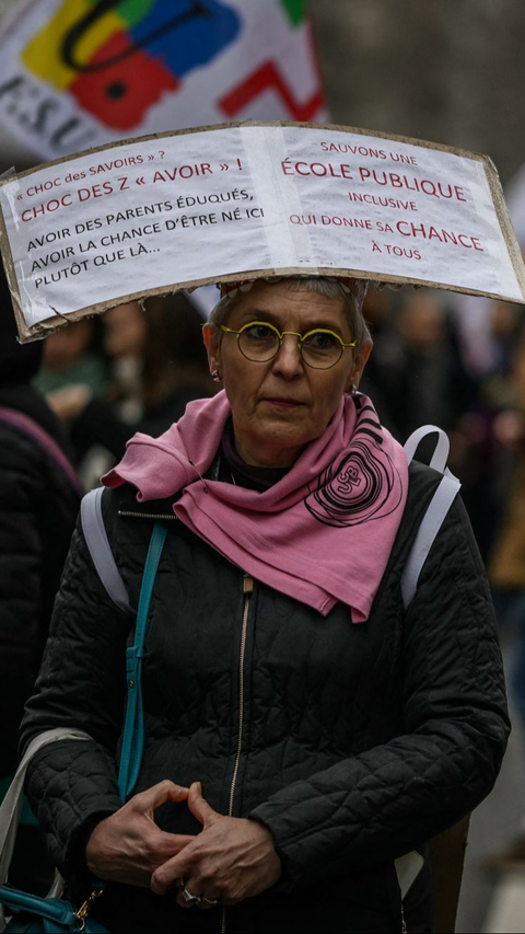 Para guru di Paris menggelar aksi mogok mengajar. Mereka protes terhadap Menteri Pendidikan yang kontroversi. Aksi yang serentak digelar di beberapa kota lainnya ini dilakukan setelah seruan dari serikat pekerja pendidikan di Prancis.