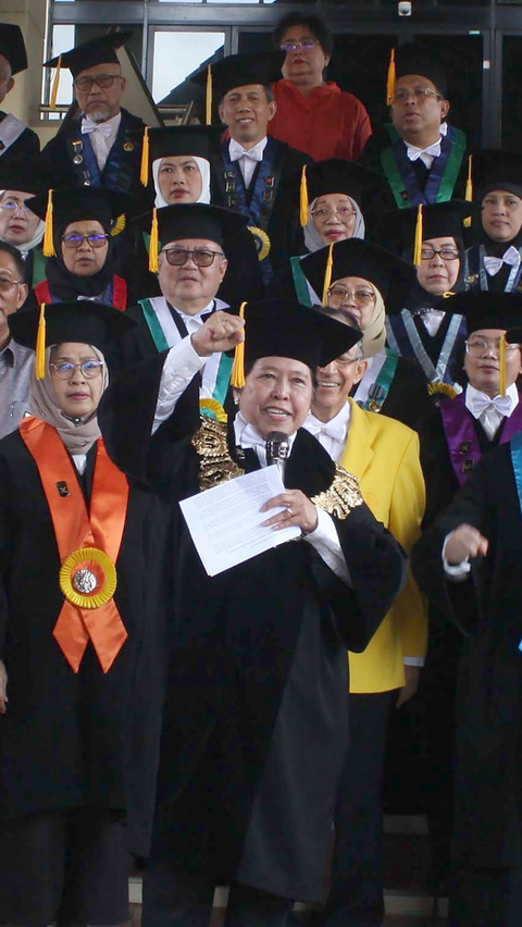 Ketua Dewan Guru Besar Universitas Indonesia (UI) Harkristuti Harkrisnowo  serta sejumlah jajaran Sivitas Akademika UI terlihat dilayar gawai saat menyampaikan deklarasi kebangsaan kampus perjuangan di Universitas Indonesia, Depok, Jawa Barat, Jumat (2/2/2024). Deklarasi tersebut sebagai bentuk prihatin atas hancurnya tatanan hukum, dan demokrasi, khususnya peristiwa politik Pemilu 2024 yang dilakukan tanpa martabat dan keadaban publik.