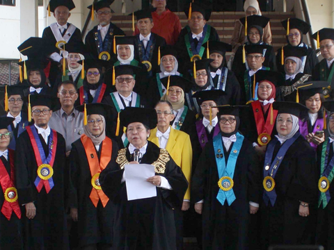 Ketua Dewan Guru Besar Universitas Indonesia (UI) Harkristuti Harkrisnowo  serta sejumlah jajaran Sivitas Akademika UI terlihat dilayar gawai saat menyampaikan deklarasi kebangsaan kampus perjuangan di Universitas Indonesia, Depok, Jawa Barat, Jumat (2/2/2024). Deklarasi tersebut sebagai bentuk prihatin atas hancurnya tatanan hukum, dan demokrasi, khususnya peristiwa politik Pemilu 2024 yang dilakukan tanpa martabat dan keadaban publik.