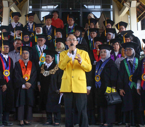 Ketua Dewan Guru Besar Universitas Indonesia (UI) Harkristuti Harkrisnowo  serta sejumlah jajaran Sivitas Akademika UI terlihat dilayar gawai saat menyampaikan deklarasi kebangsaan kampus perjuangan di Universitas Indonesia, Depok, Jawa Barat, Jumat (2/2/2024). Deklarasi tersebut sebagai bentuk prihatin atas hancurnya tatanan hukum, dan demokrasi, khususnya peristiwa politik Pemilu 2024 yang dilakukan tanpa martabat dan keadaban publik.