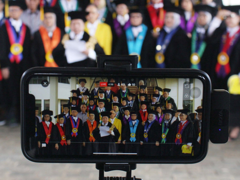 Ketua Dewan Guru Besar Universitas Indonesia (UI) Harkristuti Harkrisnowo  serta sejumlah jajaran Sivitas Akademika UI terlihat dilayar gawai saat menyampaikan deklarasi kebangsaan kampus perjuangan di Universitas Indonesia, Depok, Jawa Barat, Jumat (2/2/2024). Deklarasi tersebut sebagai bentuk prihatin atas hancurnya tatanan hukum, dan demokrasi, khususnya peristiwa politik Pemilu 2024 yang dilakukan tanpa martabat dan keadaban publik.
