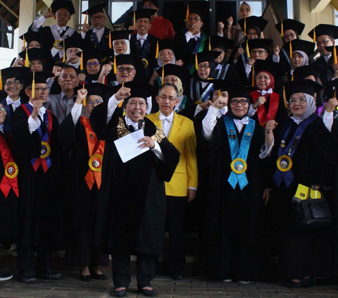 Ketua Dewan Guru Besar Universitas Indonesia (UI) Harkristuti Harkrisnowo  serta sejumlah jajaran Sivitas Akademika UI terlihat dilayar gawai saat menyampaikan deklarasi kebangsaan kampus perjuangan di Universitas Indonesia, Depok, Jawa Barat, Jumat (2/2/2024). Deklarasi tersebut sebagai bentuk prihatin atas hancurnya tatanan hukum, dan demokrasi, khususnya peristiwa politik Pemilu 2024 yang dilakukan tanpa martabat dan keadaban publik.
