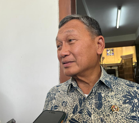 Menteri Energi dan Sumber Daya Mineral (ESDM) Arifin Tasrif di Kantor Kementerian ESDM, Jakarta, Jumat (22/12/2023). (Arief/Liputan6.com)