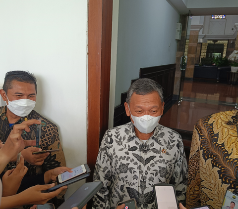 Menteri Energi dan Sumber Daya Mineral (ESDM) Arifin Tasrif bertemu dengan media di Kantor Kementerian ESDM, Jakarta Pusat, Jumat (10/11/2023). Arifin mengatakan bahwa pemerintah akan menambah insentif motor listrik. (Sulaeman/Merdeka.com)