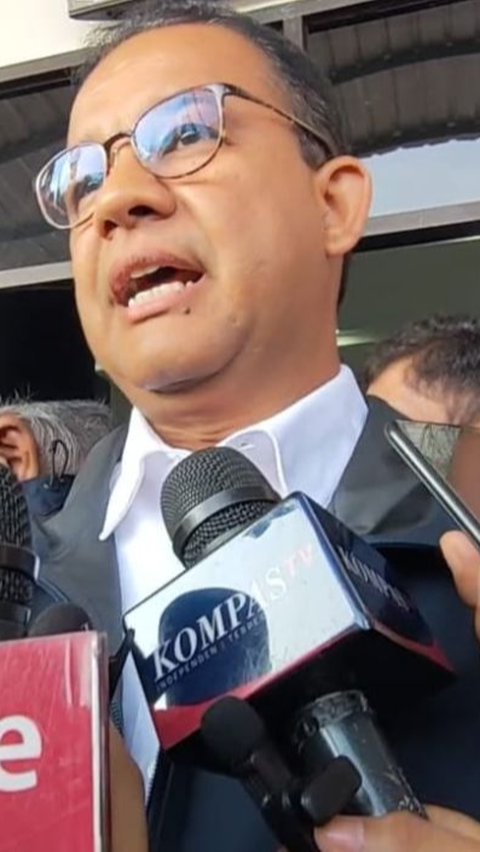 Kampanye Akbar di Tapanuli Selatan, Anies Sapa Pendukung dari Sunroof Mobil dan Diberi Penutup Kepala Ampu