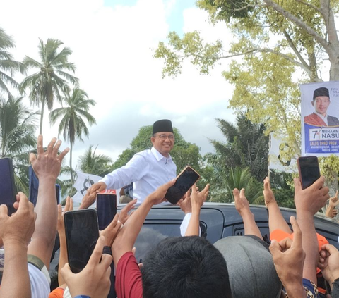 Kampanye Akbar di Tapanuli Selatan, Anies Sapa Pendukung dari Sunroof Mobil dan Diberi Penutup Kepala Ampu