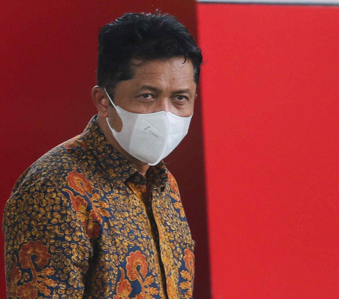 Kepala Badan Pelayanan Pajak Daerah (BPPD) Sidoarjo Ari Suryono  berjalan saat akan menjalani pemeriksaan di gedung KPK, Jakarta, Jumat (2/2/2024). <br>Foto: Liputan6.com / Herman Zakharia