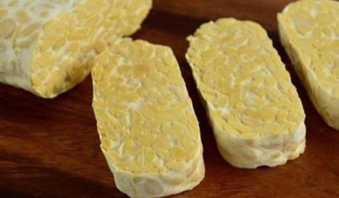 Postingan yang diunggah akun TikTok @queencare17 memperlihatkan tempe iris yang tak sengaja &ldquo;terfermentasi&rdquo; kembali.