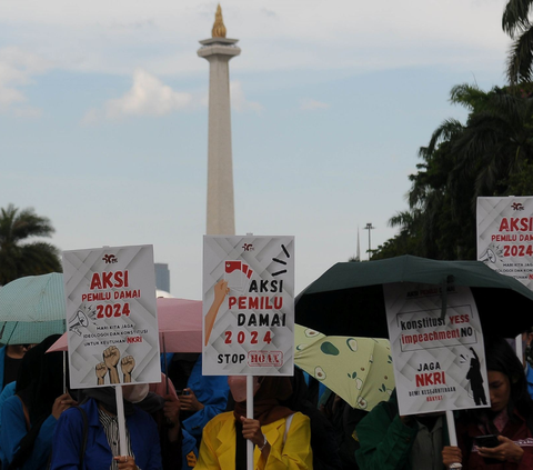 Aksi mahasiswa yang tergabung dalam koalisi Mahasiswa Nasional Indonesia menggelar aksi unjuk rasa di kawasan Patung Kuda, Jakarta, Jumat (2/2/2024).<br>(Foto merdeka.com / Imam Buhori)<br>