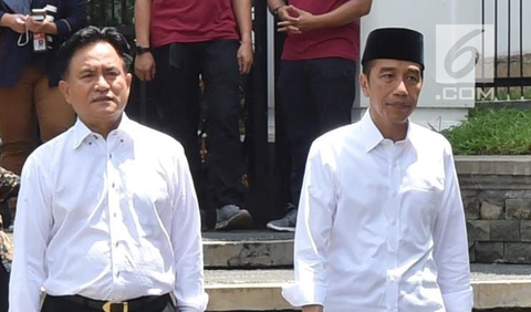 Presiden Joko Widodo dan pakar hukum tata negara, Yusril Ihza Mahendra bersiap menunaikan salat Jumat di Masjid Baitussalam di Kompleks Istana Bogor, Jawa Barat, Jumat (30/11). (Liputan6.com/HO/Biropers)