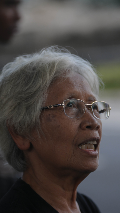Maria Catarina Sumarsih, ibu dari Benardinus Realino Norma Irawan (Wawan) turut dalam aksi unjuk rasa di Kawasan Patung Kuda, Jakarta, Jumat (2/2/2024). merdeka.com/imam buhori