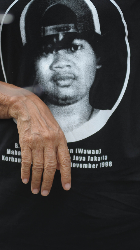 Maria Catarina Sumarsih, ibu dari Benardinus Realino Norma Irawan (Wawan) turut dalam aksi unjuk rasa di Kawasan Patung Kuda, Jakarta, Jumat (2/2/2024). merdeka.com/imam buhori