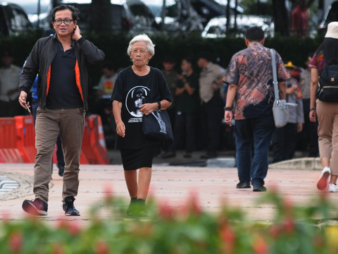 Maria Catarina Sumarsih, ibu dari Benardinus Realino Norma Irawan (Wawan) turut dalam aksi unjuk rasa di Kawasan Patung Kuda, Jakarta, Jumat (2/2/2024). merdeka.com/imam buhori