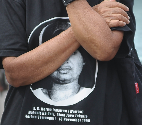 Maria Catarina Sumarsih, ibu dari Benardinus Realino Norma Irawan (Wawan) saat memakai kaos hitam bergambar wajah anaknya saat ikut dalam aksi unjuk rasa di kawasan Patung Kuda, Jakarta, Jumat (2/2/2024).<br>(Foto merdeka.com / Imam Buhori)<br>