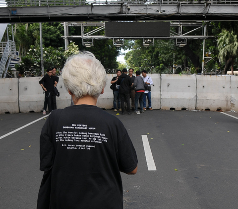 FOTO: Maria Catarina Sumarsih, Ibu dari Wawan Korban Penembakan Aktivis 98 Beraksi dalam 