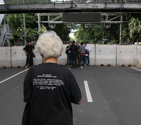 Maria Catarina Sumarsih, ibu dari Benardinus Realino Norma Irawan (Wawan) turut dalam aksi unjuk rasa di Kawasan Patung Kuda, Jakarta, Jumat (2/2/2024). merdeka.com/imam buhori