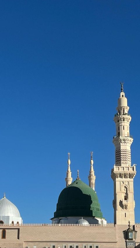 Selain foto dirinya bersama keluarga, gadis 27 tahun ini membagikan keindahan susana masjid Nabawi.