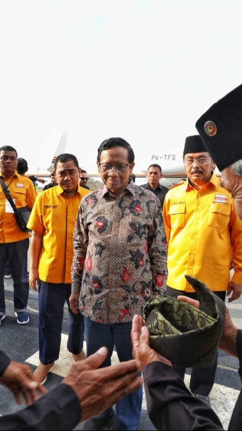 Disematkan Tanjak, Mahfud MD Diterima jadi Keluarga Besar Masyarakat Adat Melayu Kepri