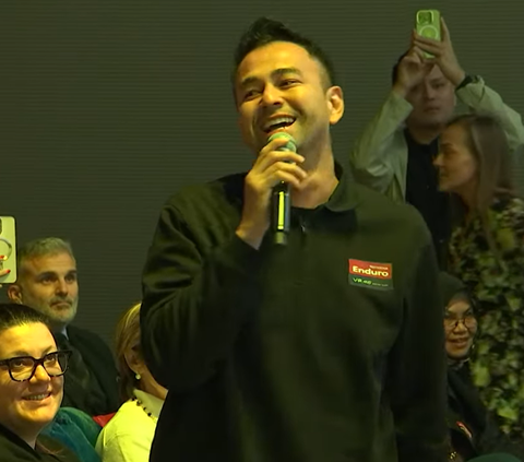 Momen Raffi Ahmad Ngomong Bahasa Inggris di Depan Valentino Rossi
