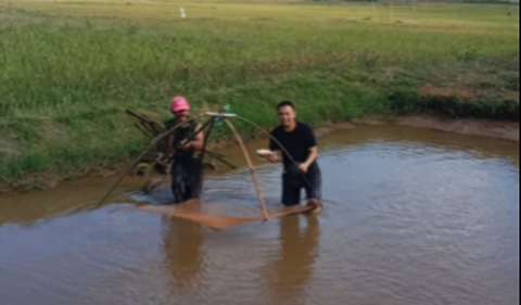 Masa kecil Rendi terbilang penuh keprihatinan. Bahkan ia pernah diusir dari kontrakan karena telat membayar.