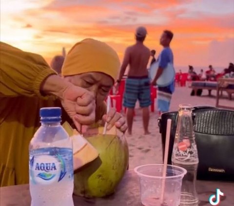 Aksi Pria Ajak Ibunya Liburan ke Bali Berdua Ini Viral, Curi Perhatian