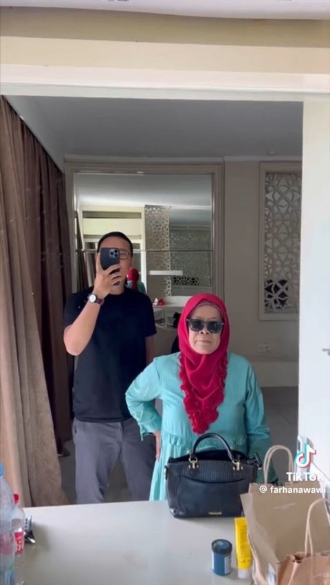Selama liburan di Bali, pria ini pun mengajak mamanya menginap di sebuah hotel mewah. Sebelum pergi jalan-jalan, ia pun mengajak mamanya berfoto di depan cermin layaknya anak muda.