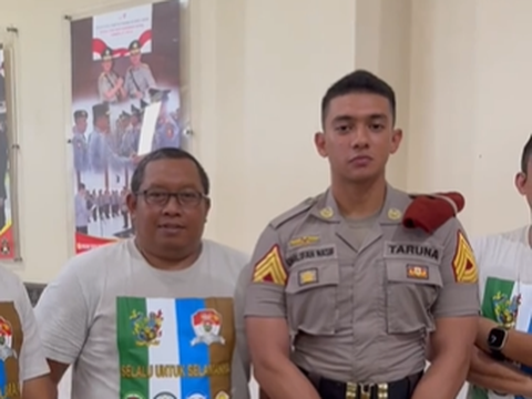 Taruna Akpol Tampan Khalifah Nasif Diapit Para Perwira Polisi Sampai 'Disayang-sayang', Netizen: Berkharisma Calon Adhi Makayasa