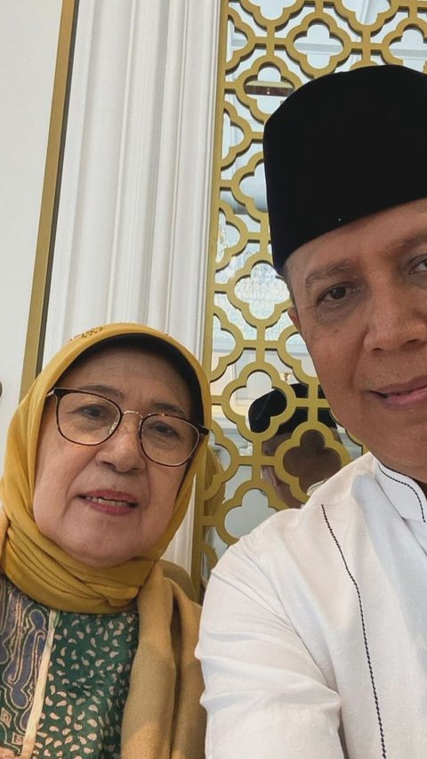 Di usia nya yang tak lagi muda, sang ibu justru terlihat tetap cantik dan sehat. <br>