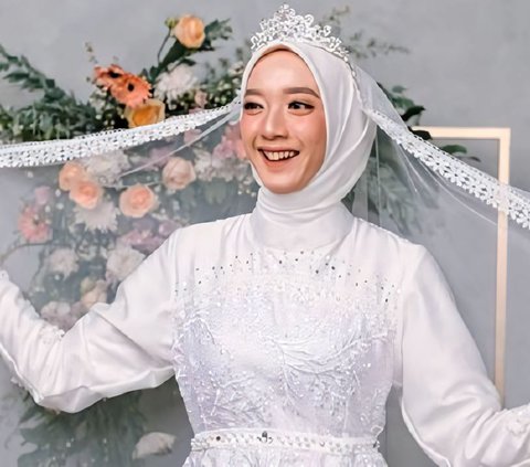 This Woman is Sad to See Her Friend Getting Married Without Paying Attention to Modesty: The Bride Wears a Headscarf but Her Chest is Exposed